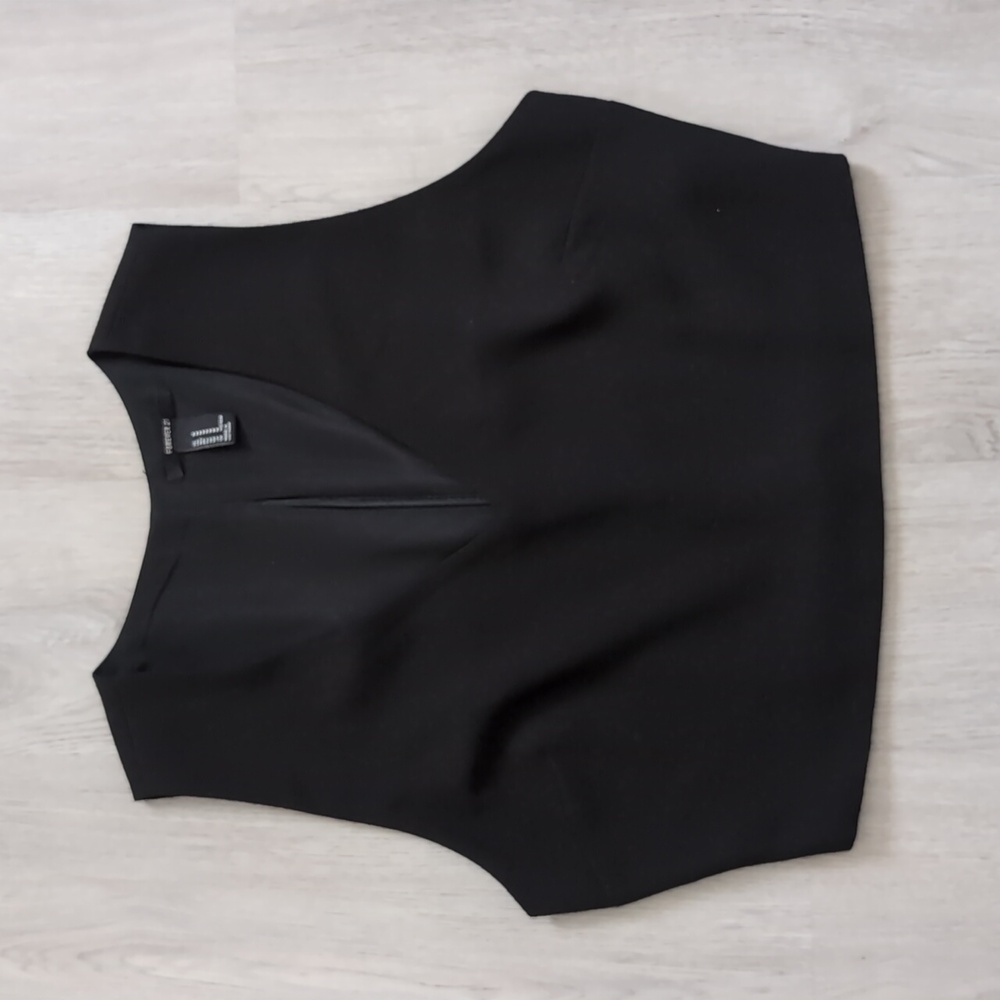 Forever 21 Black V-neck Sleeveless Crop Top / Size Medium
